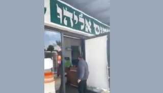 مطعم يهودي يشغل القرآن الكريم لمواجهة كورونا بدولة الاحتلال