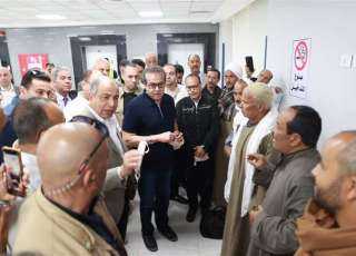 مواطن لوزير الصحة: إحنا مش تلاميذ.. والوزير: اشكروا الدولة الأول