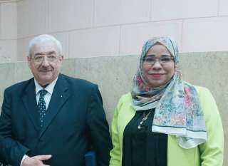 تكريم الدكتورة فاتن فتحي في ندوة ”غذائنا دوائنا” بمكتبة القاهرة الكبري