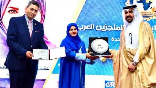بلقيس الندابية تُتوَّج ”شخصية العام” في العلوم الإنسانية والبحث العلمي خلال مؤتمر المنجزين العرب بالشارقة