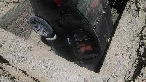 تدخل عاجل من الشرطة والحماية المدنية بعد سقوط سيارة في حفرة بحدائق أكتوبر.. وفيديو حصري يوثق لحظة الإنقاذ