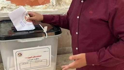 المستشار محمد حسين يدلي بصوته في انتخابات الشيوخ.. ويؤكد: المشاركة واجب وطني
