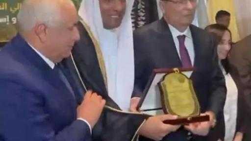 خلال مؤتمر في محافظة البحيرة بحضور 3 محافظين.. وزير الزراعة يُكرم الخبير الزراعي السعودي خالد العبيد