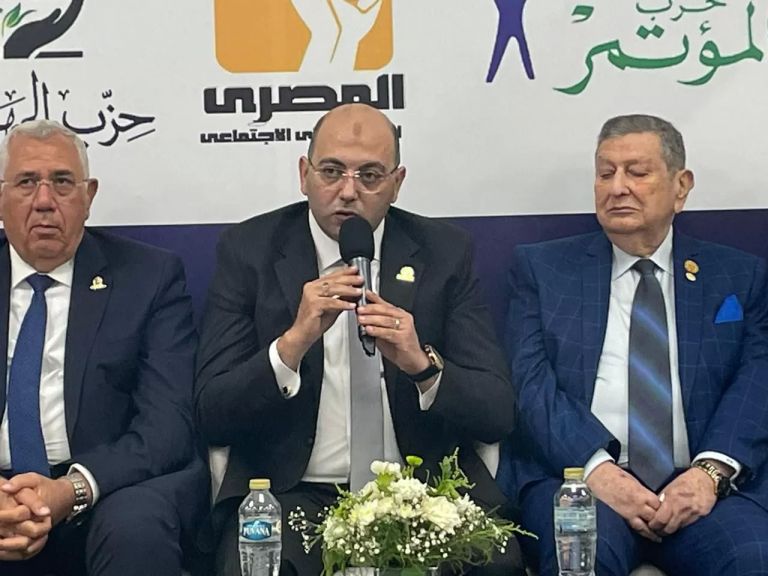 الدكتور أحمد العطيفي
