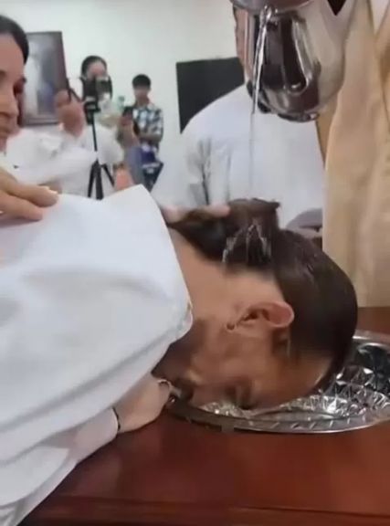 أويس مخللاتي في الكنيسة 