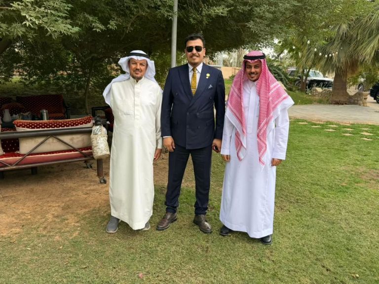 السفير ياسر البخشوان بصحبة الشيخ أحمد بن السليم الزامل ونجله يزيد
