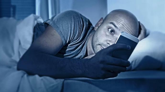 دراسة كندية: لا توجد مخاطر من استخدام الهاتف المحمول قبل النوم