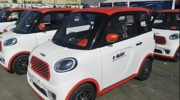 بدء تسليم السيارات البديلة للتوك توك بالجيزة