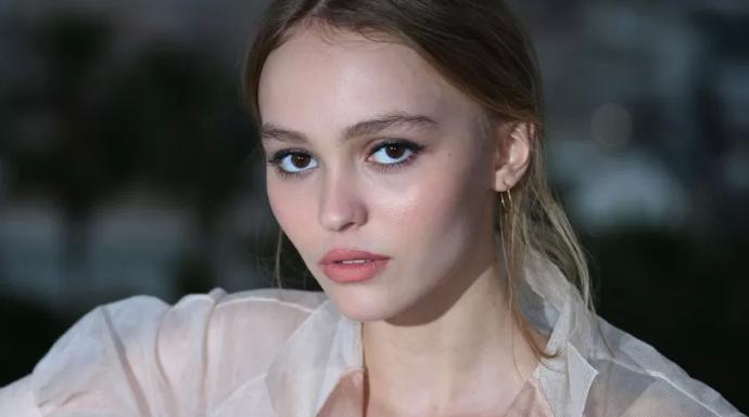 ليلي روز ديب تتألق بمظهر غير مألوف خلال تصوير فيلم الرعب الجديد Werwulf