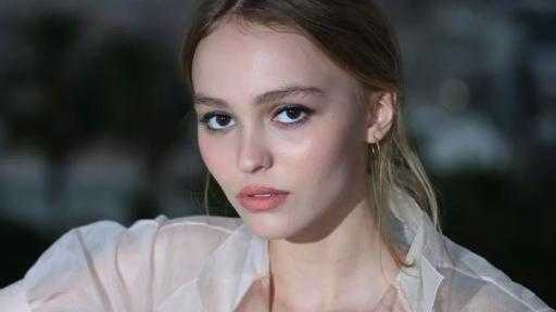 ليلي روز ديب تتألق بمظهر غير مألوف خلال تصوير فيلم الرعب الجديد Werwulf