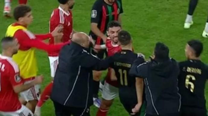 كاف يدين أحداث مواجهة الأهلي والجيش الملكي ويحوّلها لمجلس التأديب