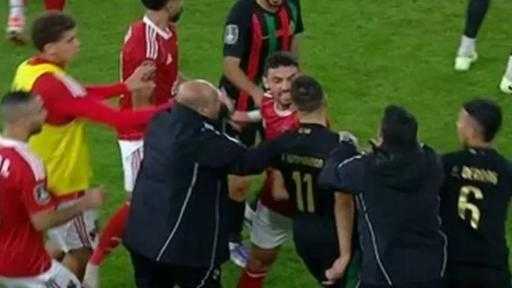 كاف يدين أحداث مواجهة الأهلي والجيش الملكي ويحوّلها لمجلس التأديب