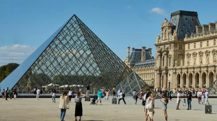 كارثة بمتحف اللوفر.. إتلاف مئات المخطوطات النادرة في قسم الآثار المصرية بفرنسا