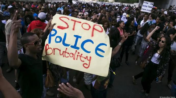 لشعورهم بالاضطهاد.. مئات الإثيوبيين يتظاهرون ضد الحكومة الإسرائيلية