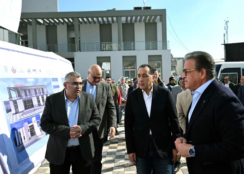 مدبولي وخالد عبد الغفار خلال الجولة