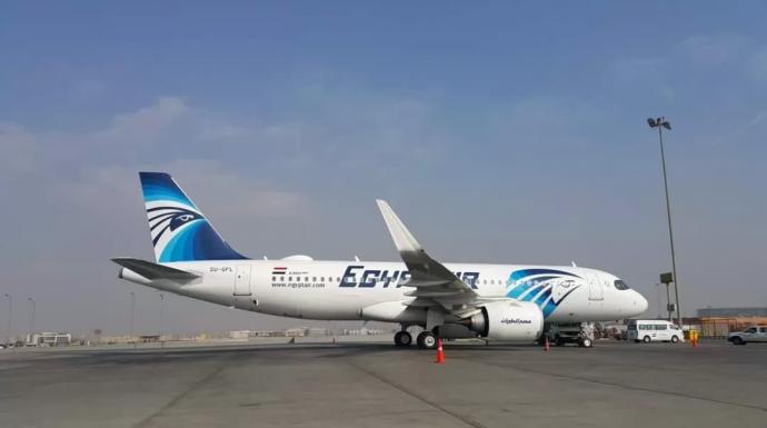 مصر للطيران تنفي شائعة هبوط طائرة على الطريق الدائري.. مفبرك بالذكاء الاصطناعي