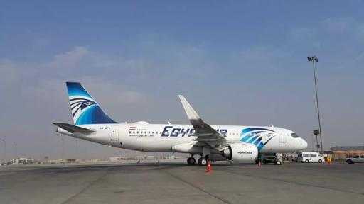 مصر للطيران تنفي شائعة هبوط طائرة على الطريق الدائري.. مفبرك بالذكاء الاصطناعي