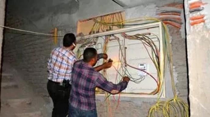 مجلس الشيوخ: الحبس سنة وغرامة لا تقل عن 100 ألف جنيه لتوصيل الكهرباء غير القانوني