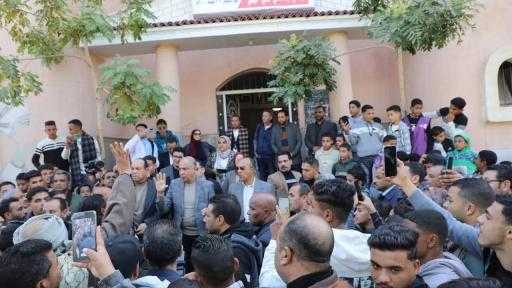 محافظ المنيا يزور أهالى قرية البرشا ويستَمع الي مطالبهم ويستجيب لحالة إنسانية