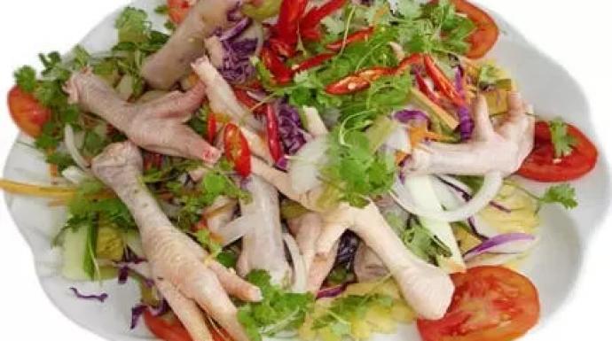 أرجل الفراخ ليست طعامًا للكلاب والقطط.. استشاري تغذية يوضح فوائدها الغذائية