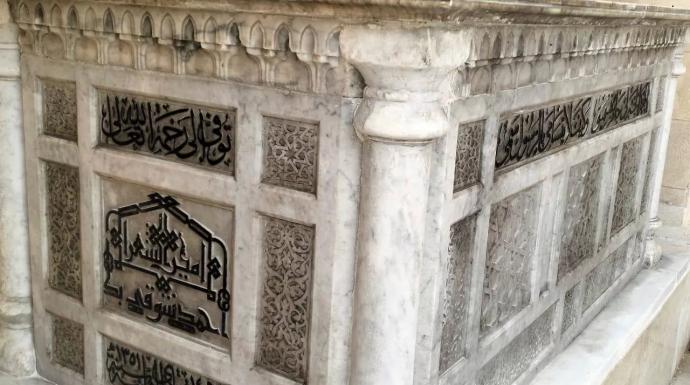 محافظ القاهرة تنشر الصور الأولى لقبر أمير الشعراء في مقابر الخالدين