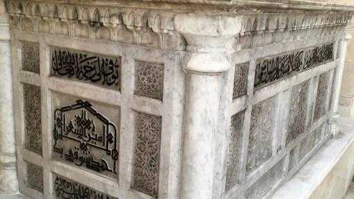 محافظ القاهرة تنشر الصور الأولى لقبر أمير الشعراء في مقابر الخالدين