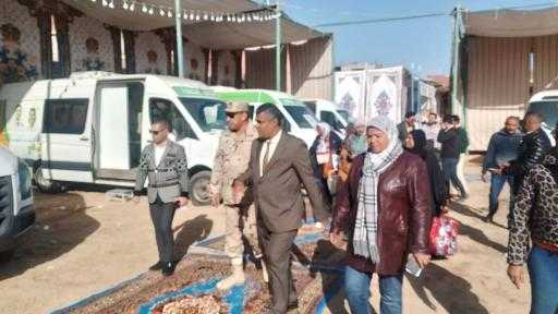 رئيس مركز ومدينة بنى مزار السيدة اكرام محمود تتابع القافلة الطبية بالقيس