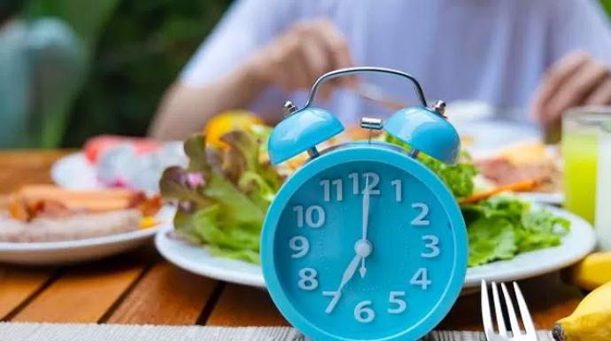 استشاري تغذية: الصيام المتقطع.. نظام بسيط يحرق الدهون بدون حرمان