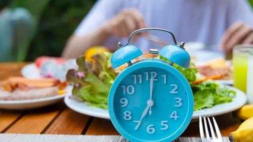 استشاري تغذية: الصيام المتقطع.. نظام بسيط يحرق الدهون بدون حرمان