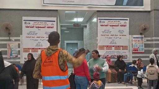 جامعة عين شمس ومحافظة قنا تنفذان قافلة طبية تنموية للكشف على 2277