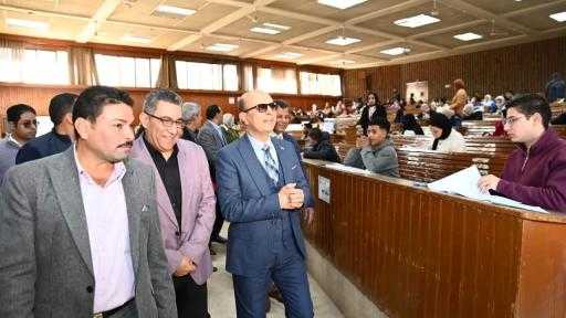 رئيس جامعة أسيوط يتفقد سير امتحانات الفصل الدراسي الأول للعام الجامعي 2025/2026 ويطمئن على توفير الأجواء الملائمة للطلاب