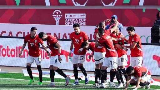 مصر تواجه بنين الإثنين.. شاهد المباراة مجانًا على القنوات الجزائرية والمغربية!