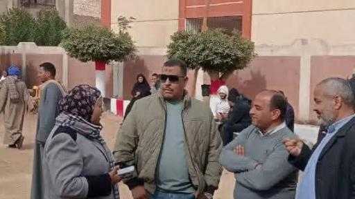 رئيس المركز تتابع سير العملية الانتخابية بقرى بنى مزار