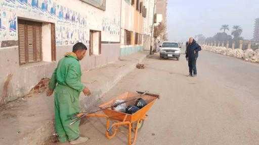 رئيس المركز إكرام محمود : استمرار اعمال النظافة بأحياء المدينة ببنى مزار