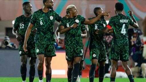 المال يشعل التمرد.. أزمة تهز معسكر نيجيريا قبل موقعة الجزائر