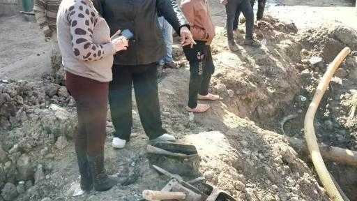 إكرام محمود : رئيس مركز ومدينة بنى مزار تتابع اعمال الصيانة بخط المياة بطريق القيس