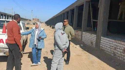 رئيس المركز  تتابع تجهيزات السوق الحضاري الجديد