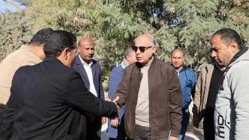 محافظ المنيا يقدّم واجب العزاء ويلتقي بأسر ضحايا حادث تصادم سيارة عمال المحاجر