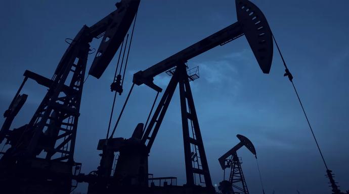 النفط يرتفع وسط ”شلل” الإنتاج الأمريكي جراء عاصفة شتوية