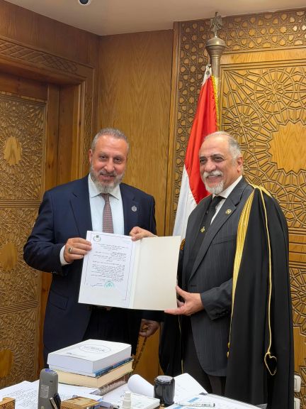 شيخ الاكبرية يستلم قرار الاعتماد 