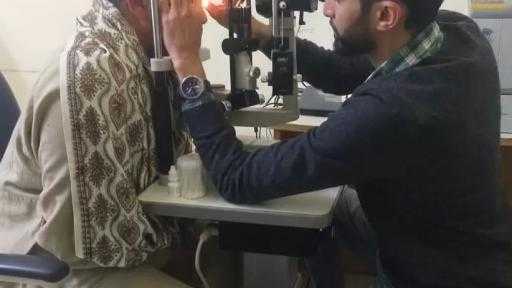 مستشفى رمد بني مزار: تدخل طبي عاجل ودقيق يُنقذ ”سائق شاحنة” من أجسام غريبة بالعين