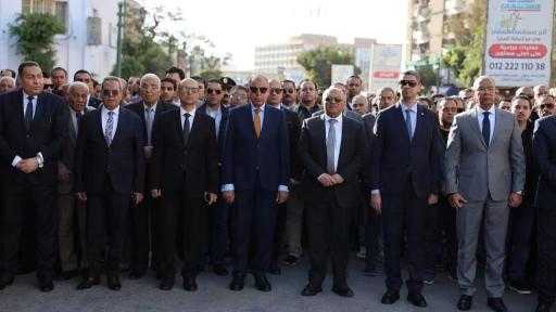 محافظ المنيا ومدير الأمن يتقدمان صفوف المشيعين في جنازة عسكرية مهيبة للواء الراحل مصطفى خليل