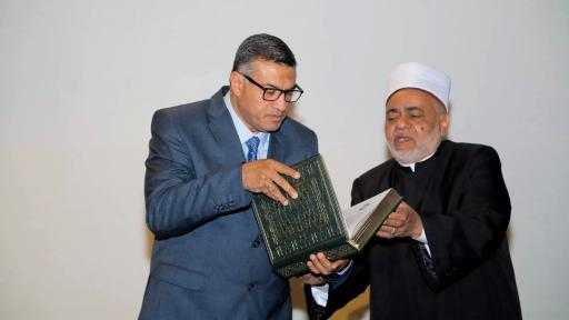 تقديرًا لمكانة جده الراحل الإمام ”الببلاوي”.. شيخ الأزهر يهدي محافظ قنا مصحفًا بماء الذهب