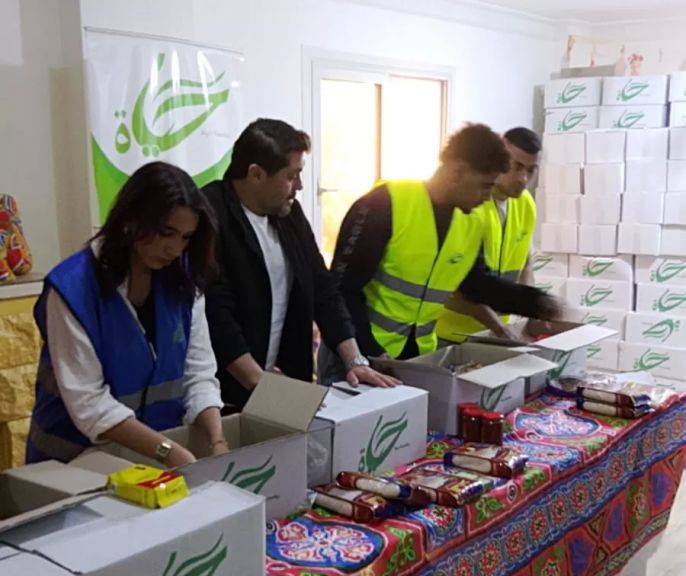 المتطوعون خلال التوزيع 