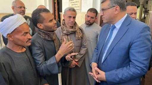 محافظ قنا يستمع لشكاوي المواطنين عقب صلاة الجمعة بمسجد ”ناصر”.. ويؤكد: مكتبي مفتوح للجميع