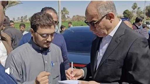 استجابة فورية لنداء إنساني.. محافظ المنيا يلتقي أحد مواطني ديرمواس ويوجه بحل مشكلته  المنيا