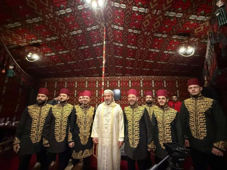 الاكبرية تحتفل بمولد مؤسسها 