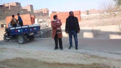 رئيس المركز تتابع رفع كفاءة الطرق بقرى الحسينية