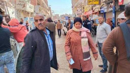 رئيس المركز فى حملة لرفع اشغالات الطريق ببنى مزار