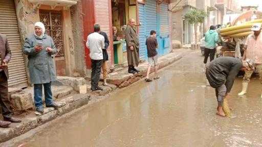 إكرام محمود رئيس المركز تتابع جهود شفط مياه الأمطار ورفع آثارها بأحياء المدينة والقرى